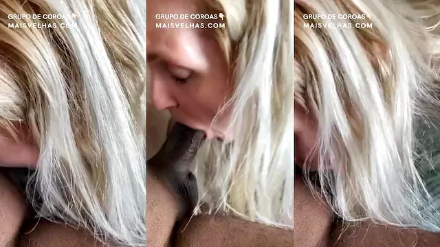 Casada chupando uma piroca preta com vontade