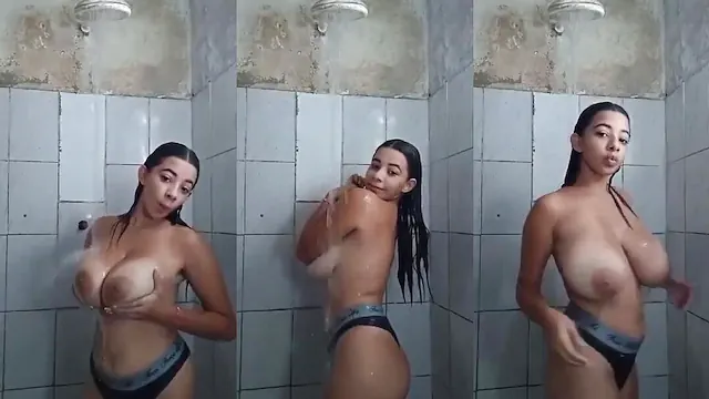 Novinha baixa renda peituda se exibindo