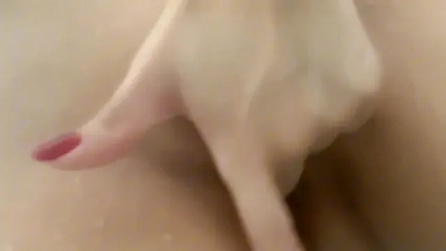 Novinha safada mostrando a buceta no banheiro