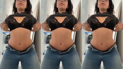 Funcionaria safada mostrando os peitos no trabalho
