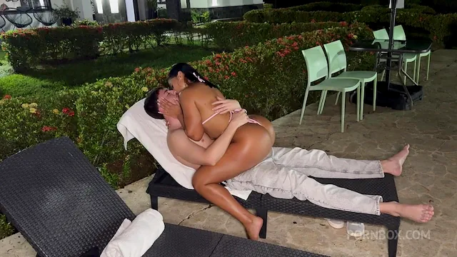 Mariana safada chupa dois paus na mesma noite