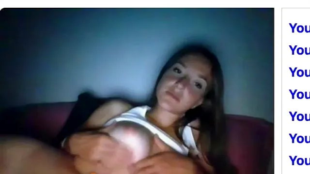 Mulher safada brincando com os peitos e a buceta rosa