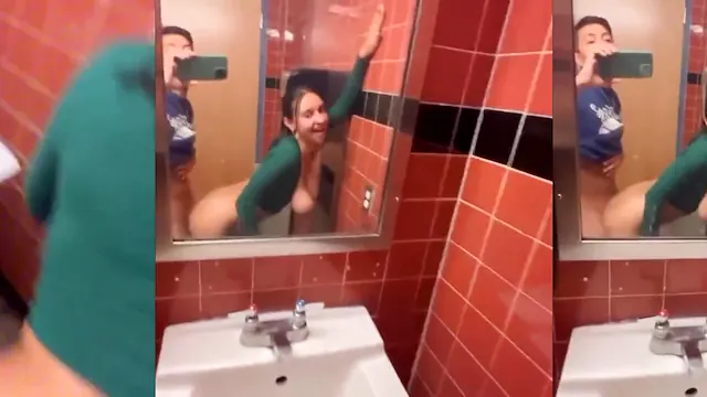 Novinha fudendo no banheiro da faculdade