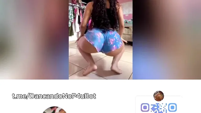 A funkeira tatuada não resistiu e dançou funk no pau do namorado