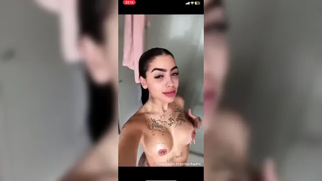 Mirella pelada metendo plug anal e rebolando