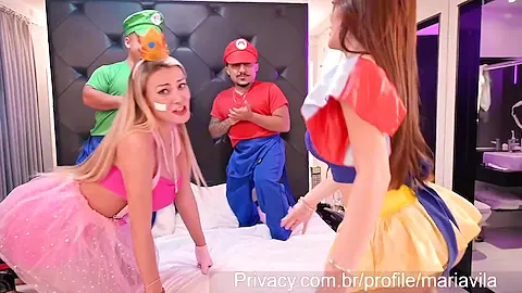 Mari Avila e Andressa Urach transando com dois gatos