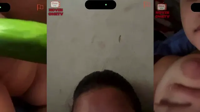 NOVINHA BRINCANDO DE ENFIAR O PEPINO NA BUCETINHA NO MEIO DA LIVE
