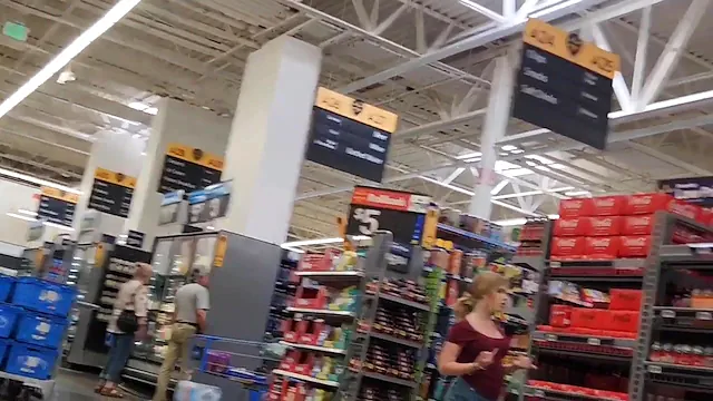 Ninfeta com a bermuda marcando a calcinha sendo engolida pelo rabinho gostoso