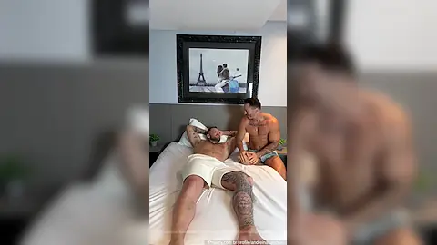 Mulata rabuda sendo fodida por tres homens