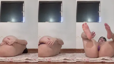 Ninfetinha greluda botando plug no cuzinho