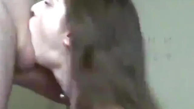 Irmã branquinha gulosa mamando o irmão dotado