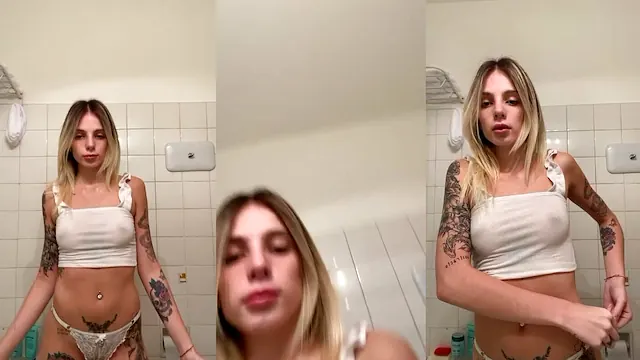 Ninfetinha magrinha se exibindo ficando nua no banheiro