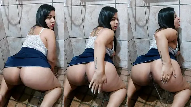 Coroa cavalona abrindo o rabo e esguichando no banheiro