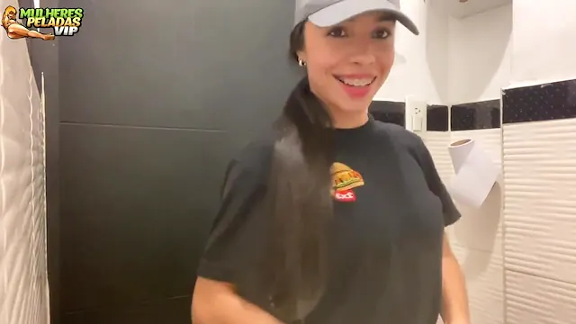Magrinha no trabalho se filmando tirando a roupa escondido
