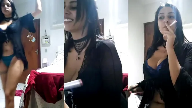 Gostosa na live tirando a roupa mostrando os peitos