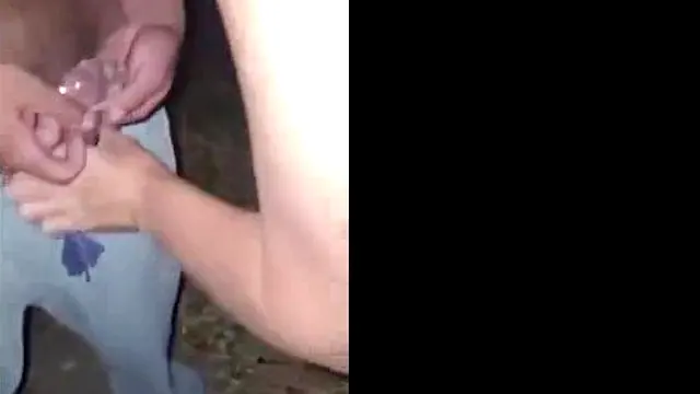Casada muito safada dando o cuzinho na rua na frente do corno (1)