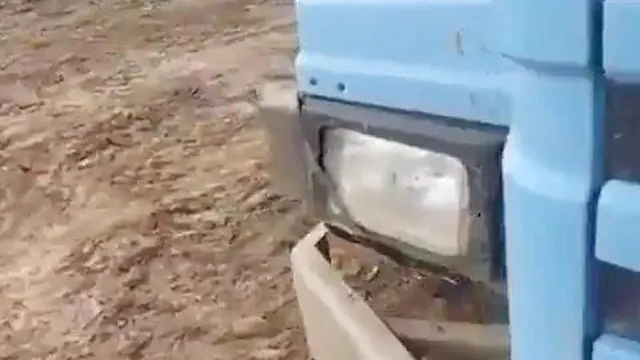 Corno parou em um posto e chamou um caminhoneiro pra esvaziar o saco na sua esposa