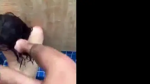 Convidaram ela para a piscina só que ela não sabia que ia ser devorada pelos machos lá