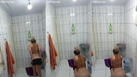Tarado flagrando a prima novinha mijando 2