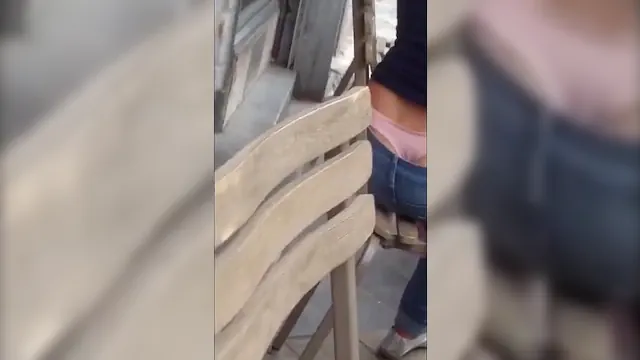 Uma tanga rosa aparece por baixo das calças jeans como uma cauda de baleia.