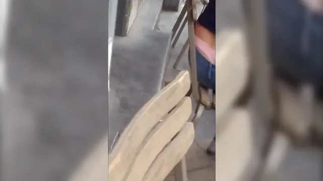 Uma tanga rosa aparece por baixo das calças jeans como uma cauda de baleia.
