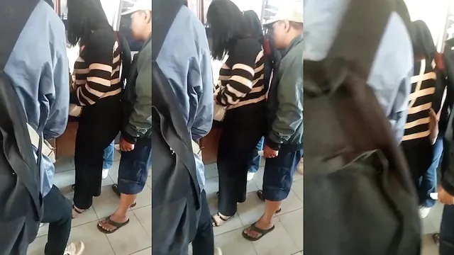 Ele também quer esfregar o pênis na bunda carnuda e gostosa dessa mulher ????????????????????