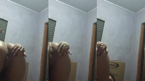 Abrindo o cu pra câmera toda safada