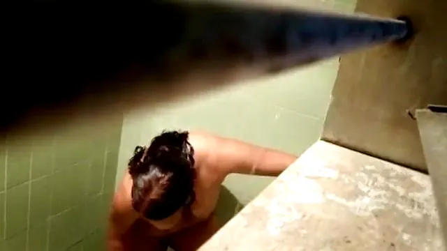 espionando minha meia irma enquanto ela esta tomando banho