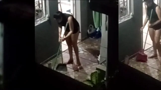 Vizinha de shortinhos no quintal