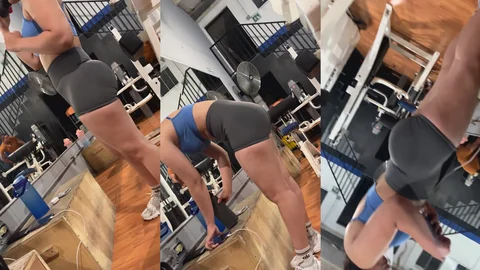 Musa da academia em shorts cinza justos com bumbum incrível, malhando e suando muito