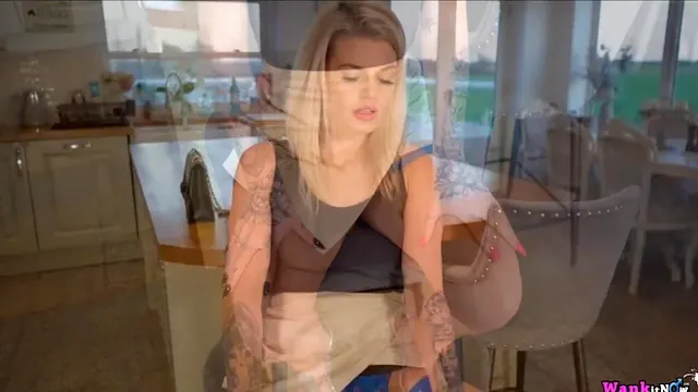 LOIRA PUTA SE TOCANDO E FALANDO PUTARIA