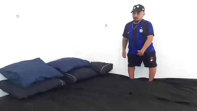 Corno rindo enquanto anao fode loira gostosa