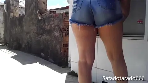 Loira gostosa shortinho maravilhoso na rua