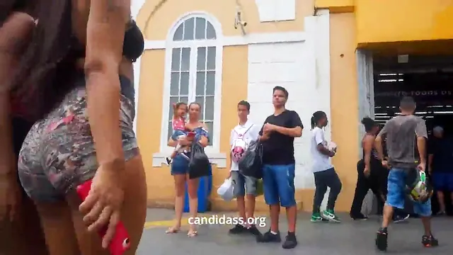 Morena de shortinho na rua