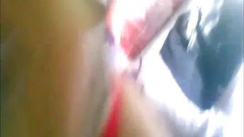 Gostosa de Calcinha Vermelha se Trocando