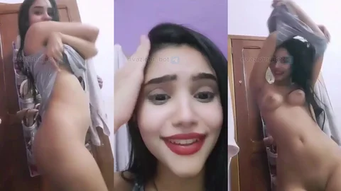 Novinha flagrada se exibindo