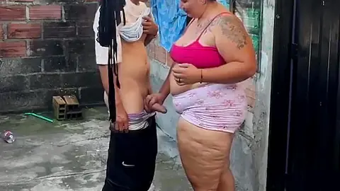 Vizinha gorda safada fodendo no quintal