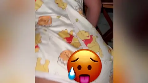 Emybell de pijaminha dançando no pau rebolando igual nas danças funk - SexFunk