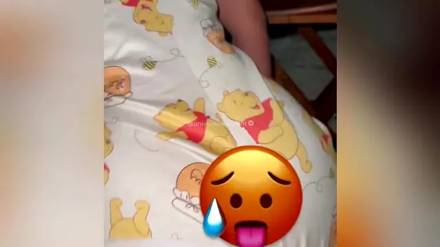 Emybell de pijaminha dançando no pau rebolando igual nas danças funk - SexFunk