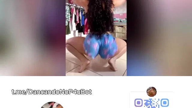 Emybell de pijaminha dançando no pau rebolando igual nas danças funk - SexFunk