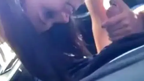 ESTUDANTE FAZ BOQUETE NO CARRO PARA COLEGA DE SALA