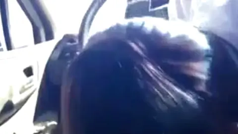 ESTUDANTE FAZ BOQUETE NO CARRO PARA COLEGA DE SALA