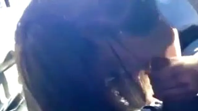 ESTUDANTE FAZ BOQUETE NO CARRO PARA COLEGA DE SALA