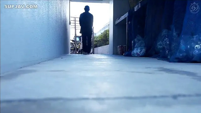 Delivery Man Fucks Married Japanese Wife