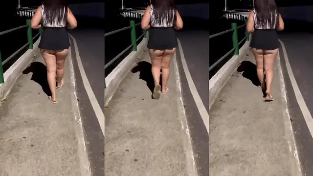 CASADA VAGABUNDA - SE EXIBINDO NA ORLA SEM CALCINHA E COM UMA MINI SAIA ATRÁS DE COMEDOR