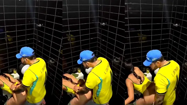 Fudendo no banheiro