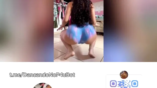 Olha essa cavalona acabando com o cara dançando no pau no ritmo da música