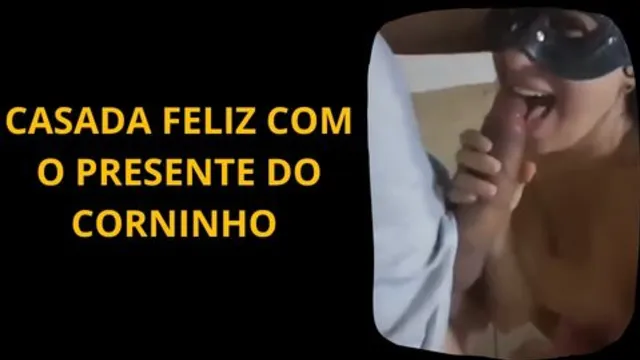 Casada feliz com o presente do seu corninho manso