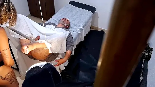 Ele foi ao médico para examinar a próstata, mas o médico enfiou a cinta-caralho na bunda d