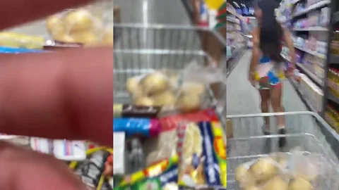 Safada peladinha no mercado